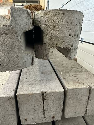Betonnen eindpaal.