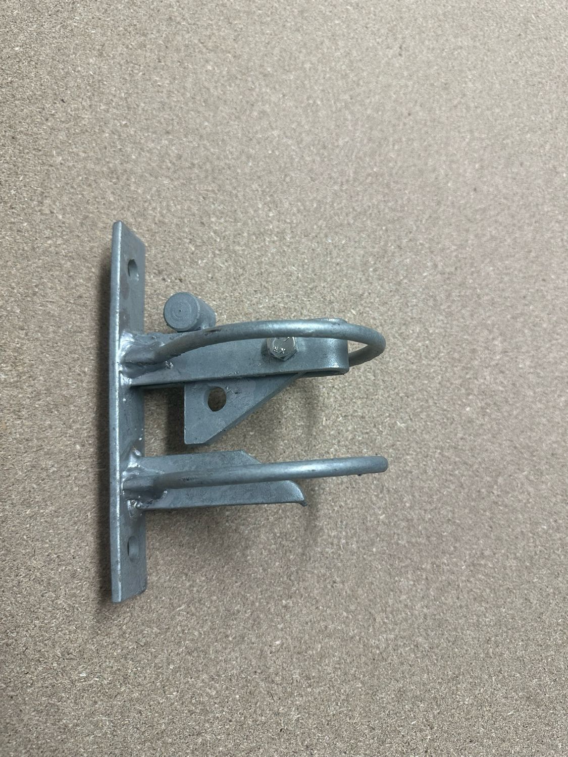 Automatische tuimelsluiting met beschermbeugels Automatische tuimelsluiting met beschermbeugels