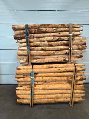 Lot 140 kastanjepalen – 200 cm – Ø 12–14 cm Lot 140 kastanjepalen – 200 cm – Ø 12–14 cm