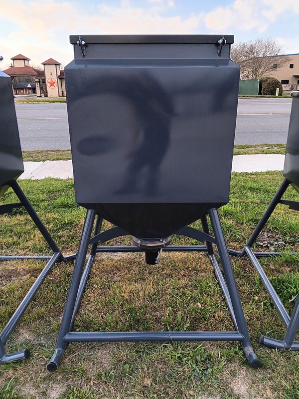 LH LoBro 800# Corn Feeder on Skid