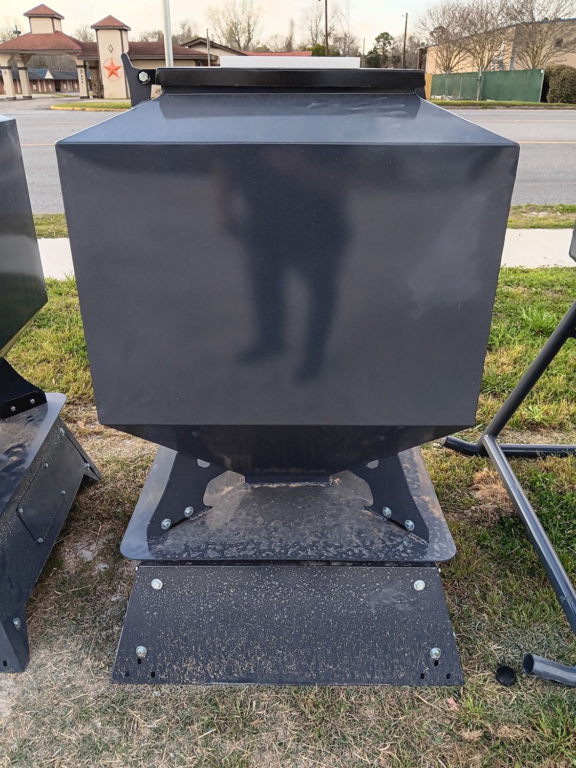 LH Magnum 600# Corn Feeder