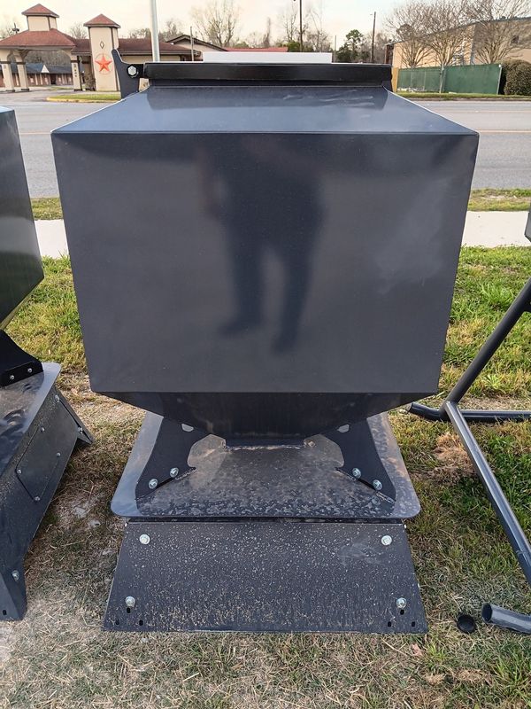 LH Magnum 600# Corn Feeder