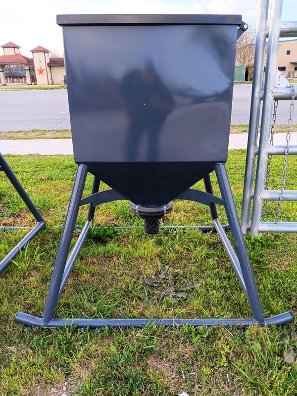 LH LoBro 500# Corn Feeder on Skid