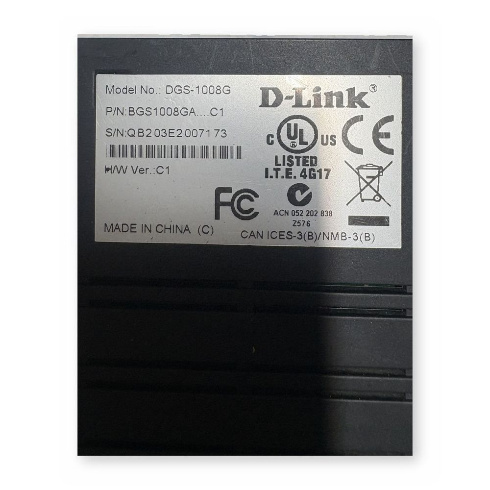 D-Link 8-Port 10/100 Fast Ethernet Unmanaged Network Switch Scratched — photo 1
