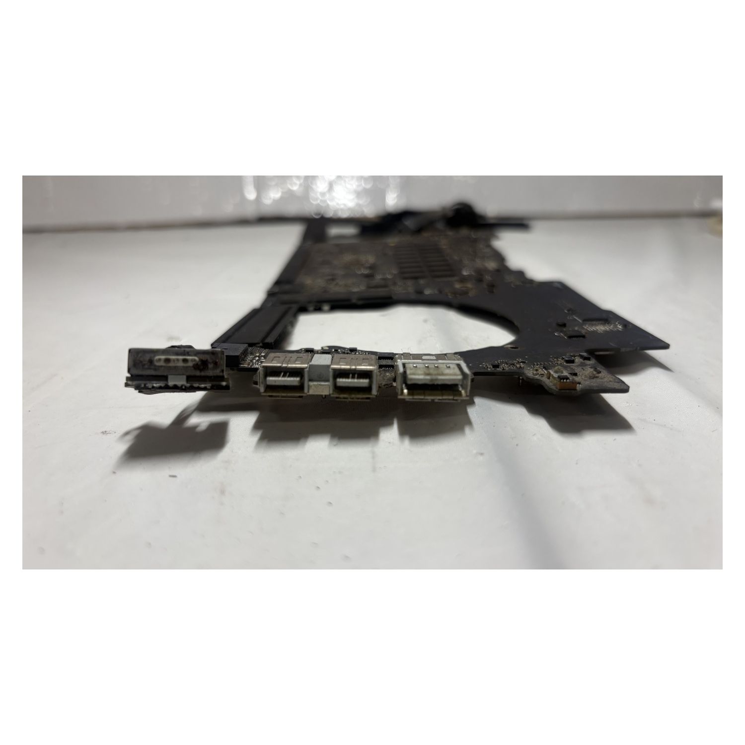 Apple MacBook Pro Logic Board Motherboard PCB Repair - For Parts / Not Working — photo 4