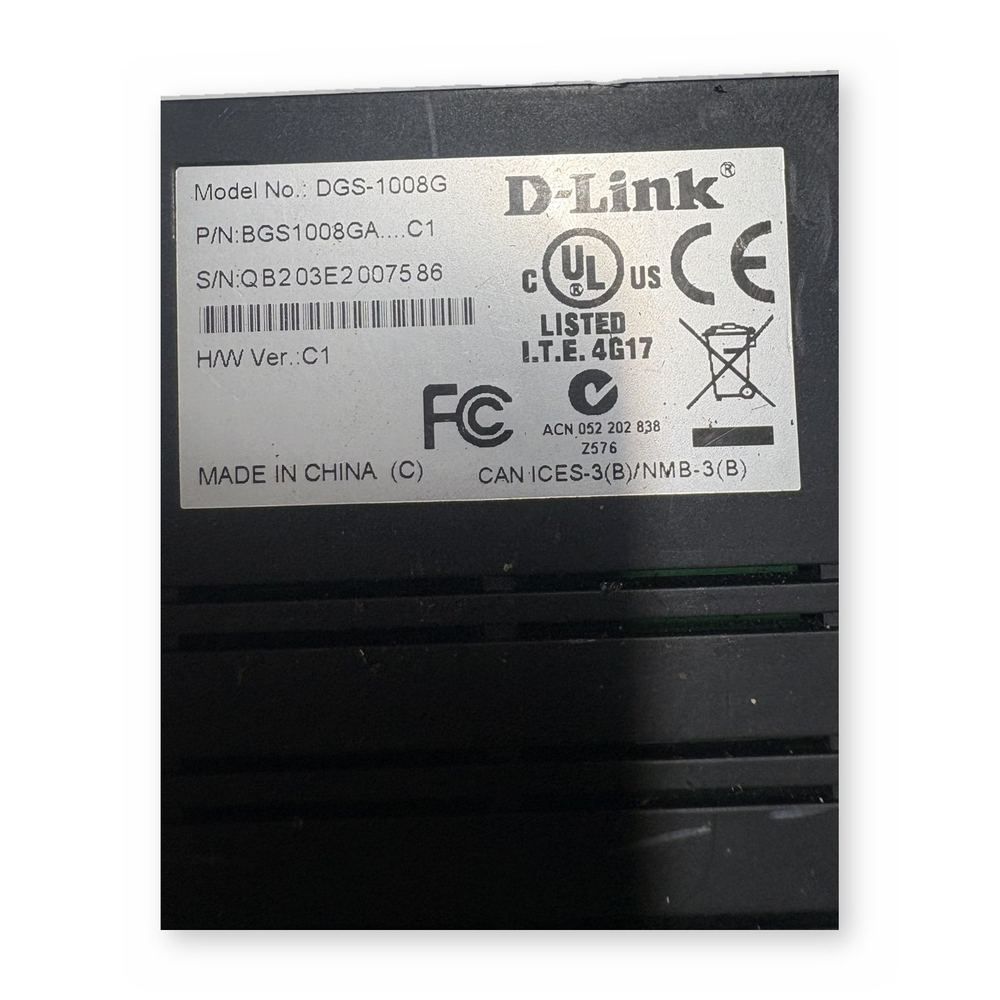 D-Link 8-Port 10/100 Fast Ethernet Network Switch Unmanaged Scratched — photo 1