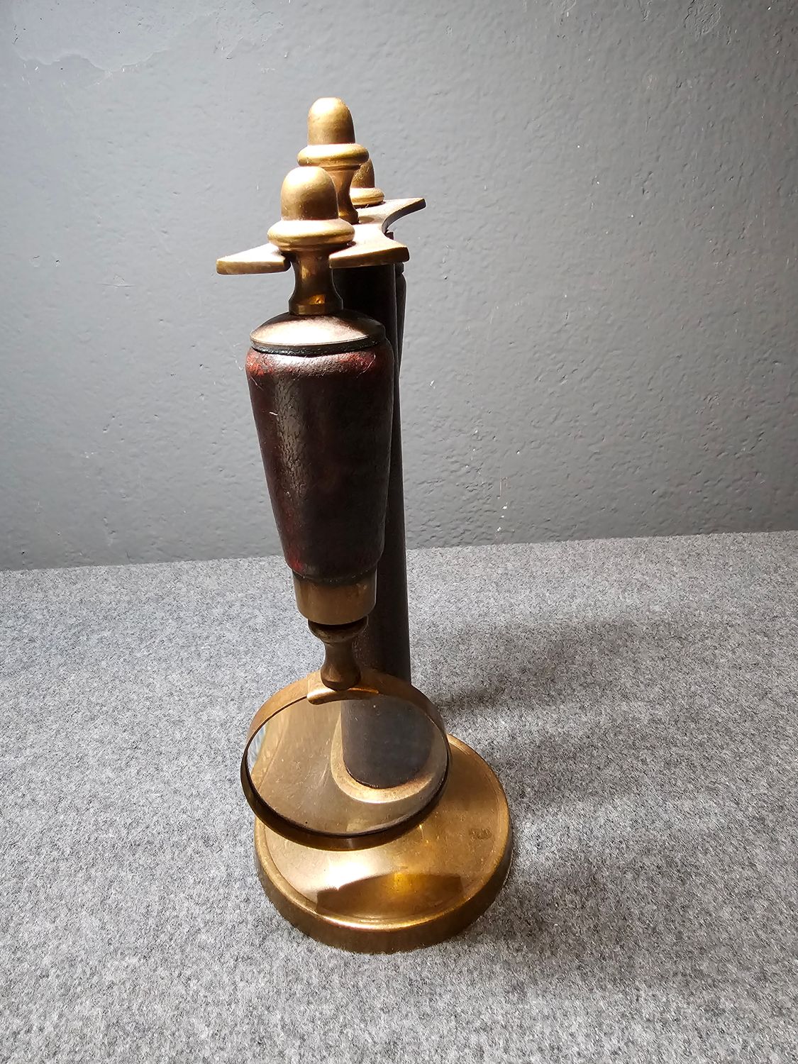 Stojak w skórzanej oprawie nóż do otwierania listów i lupa