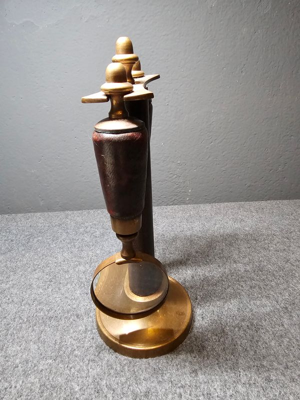 Stojak w skórzanej oprawie nóż do otwierania listów i lupa