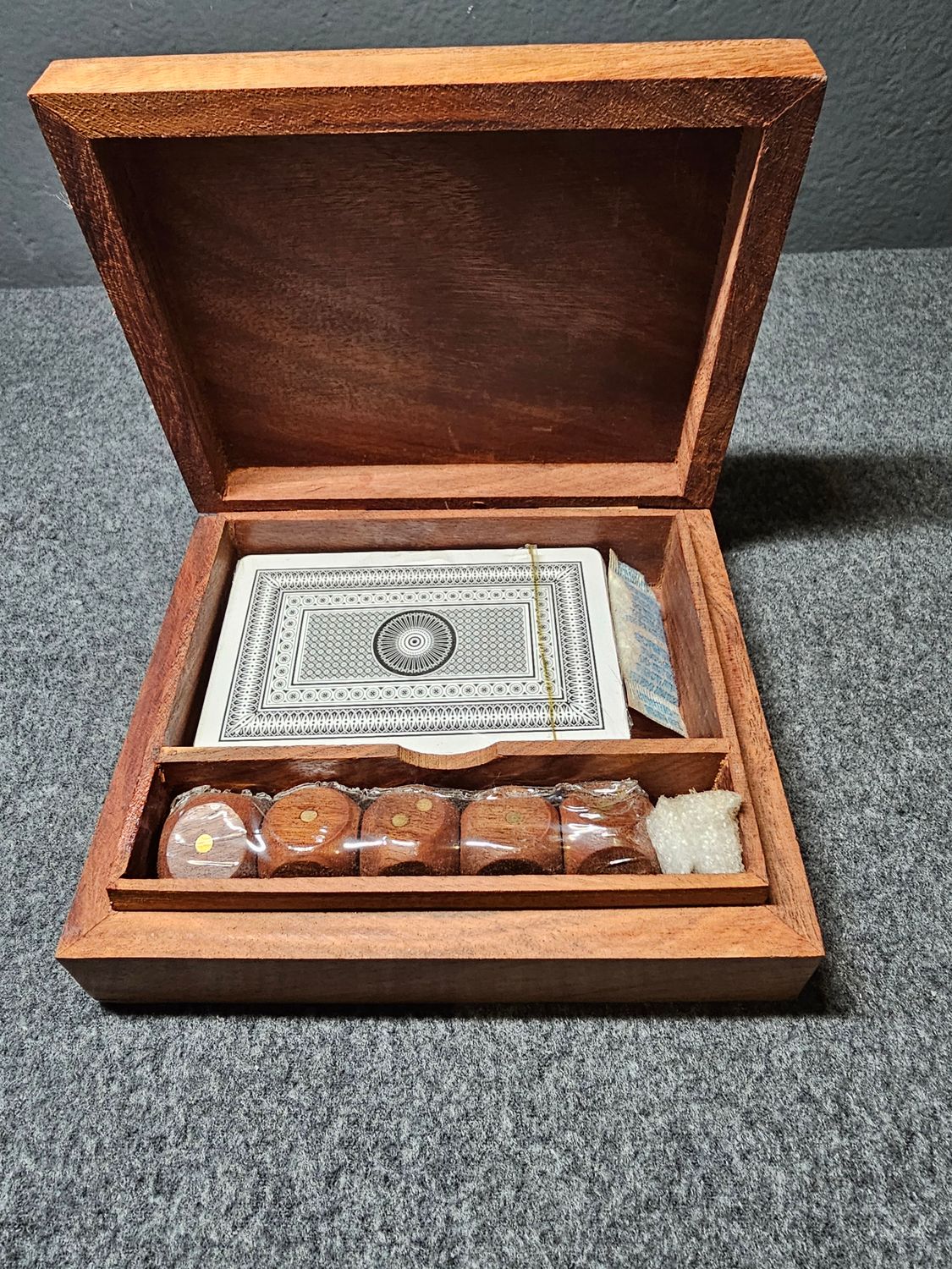 Kości do gry i talia kart