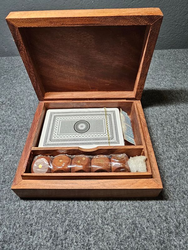 Kości do gry i talia kart