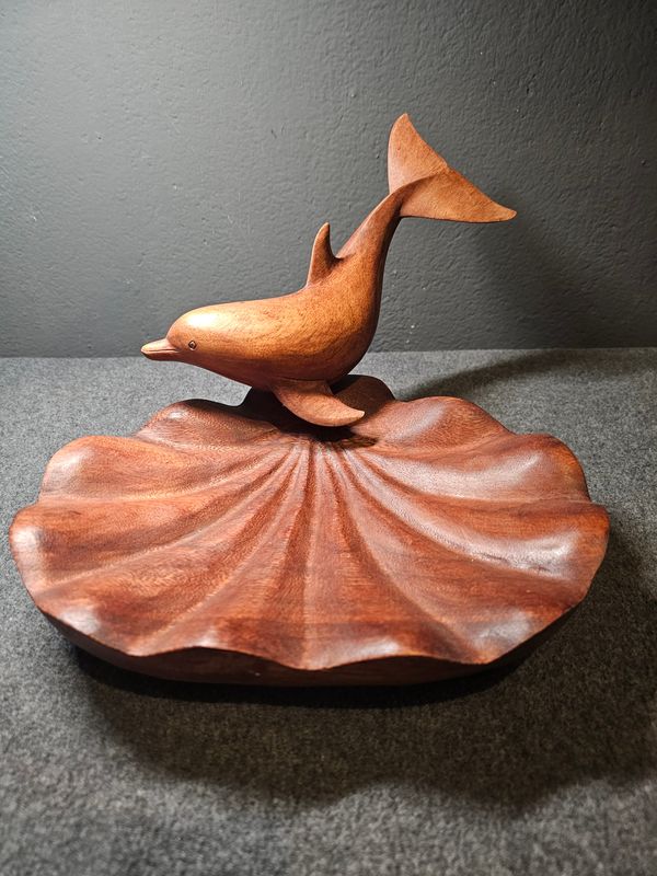 Talerz drewniany z delfinem