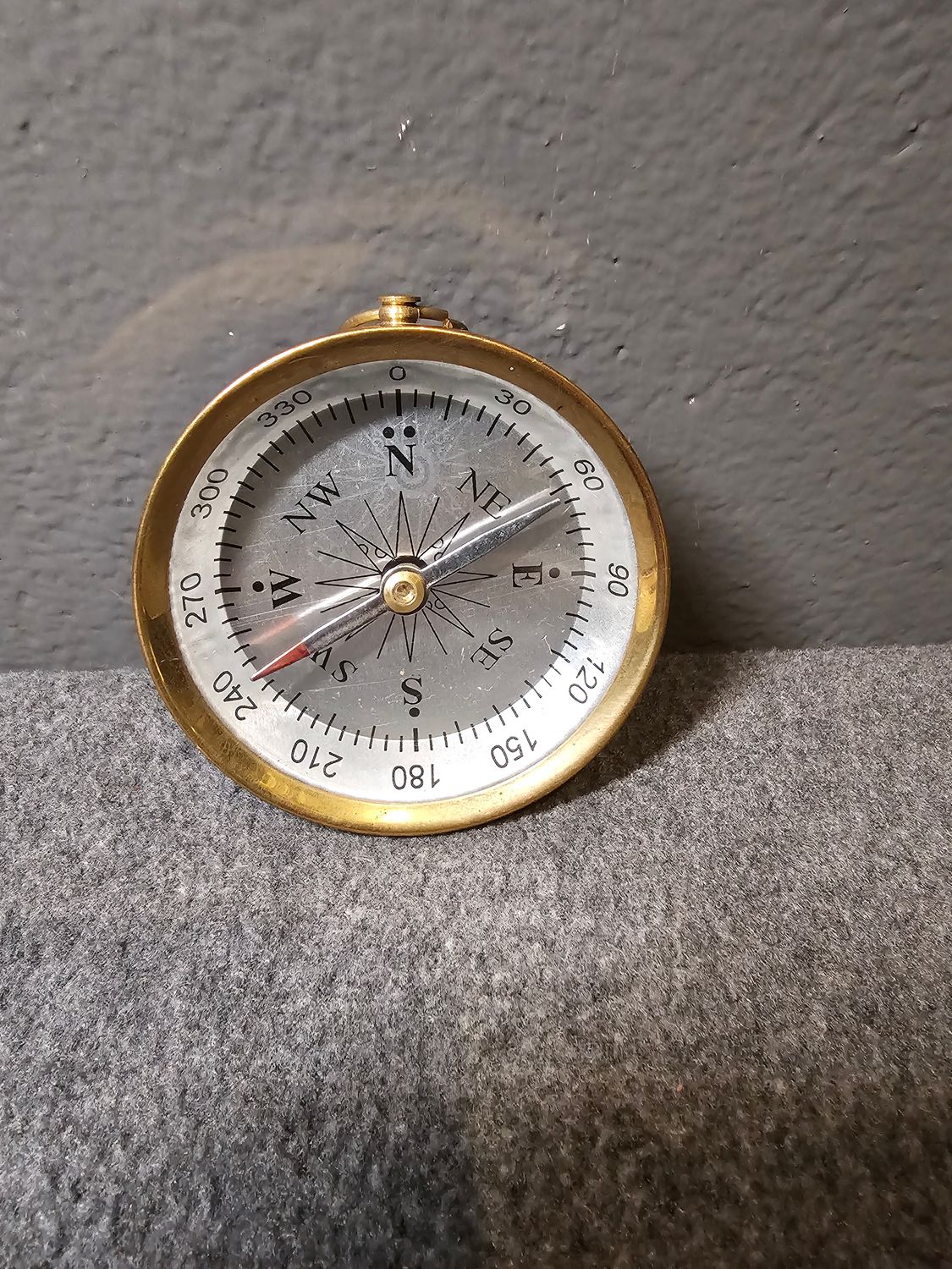 Kompas mosiężny soczewkowy