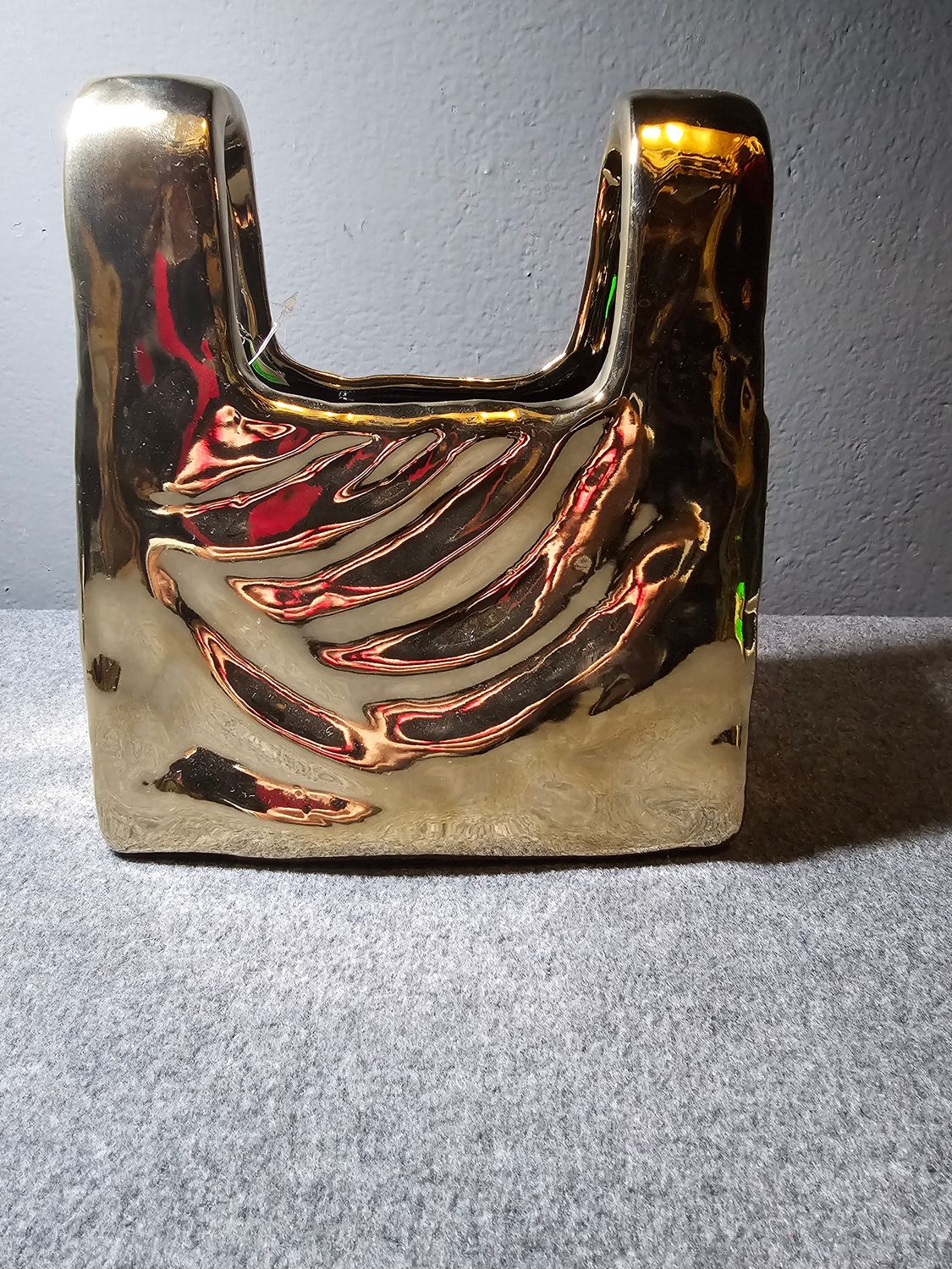 Wazon w kształcie torebki złotej