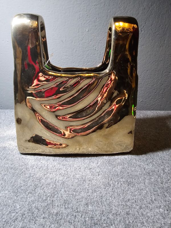 Wazon w kształcie torebki złotej