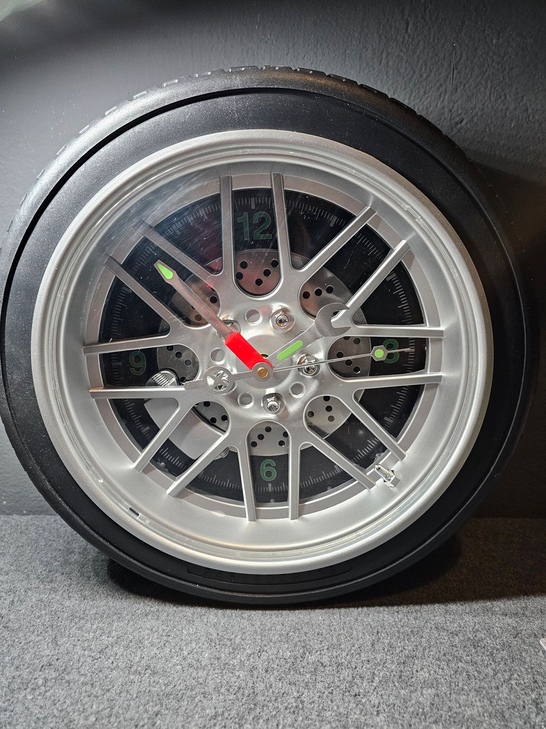 Zegar ścienny opona