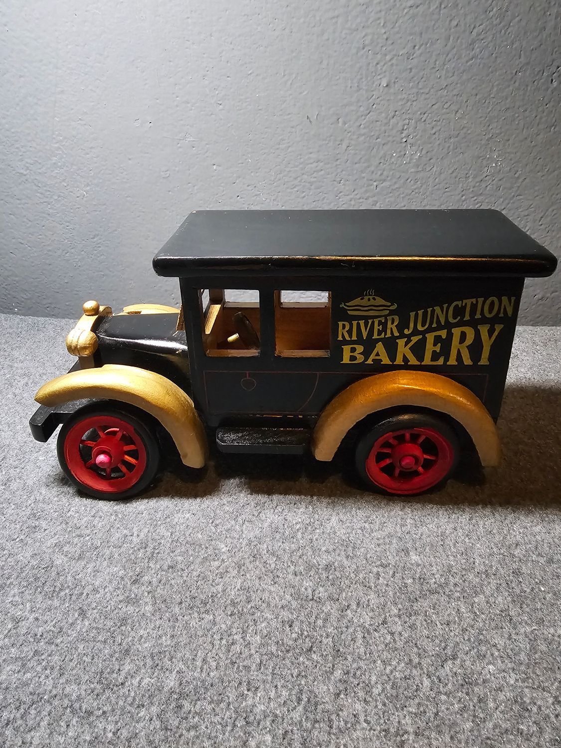 Drewniane auto retro