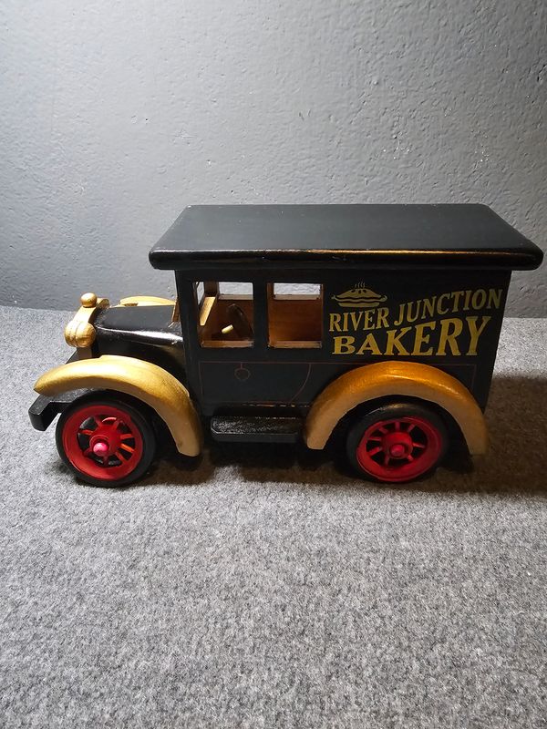 Drewniane auto retro