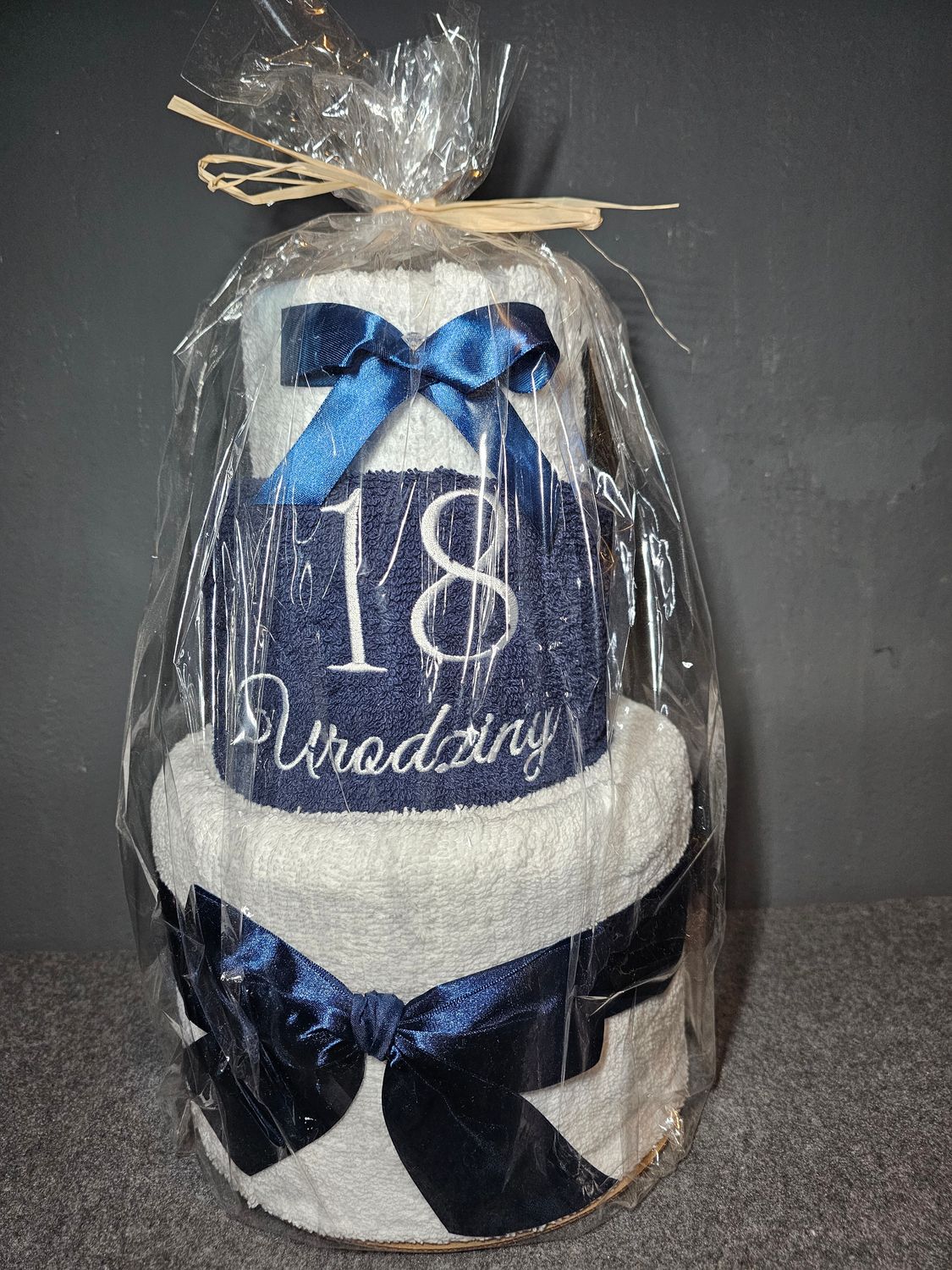 Tort z ręczników 18 urodziny