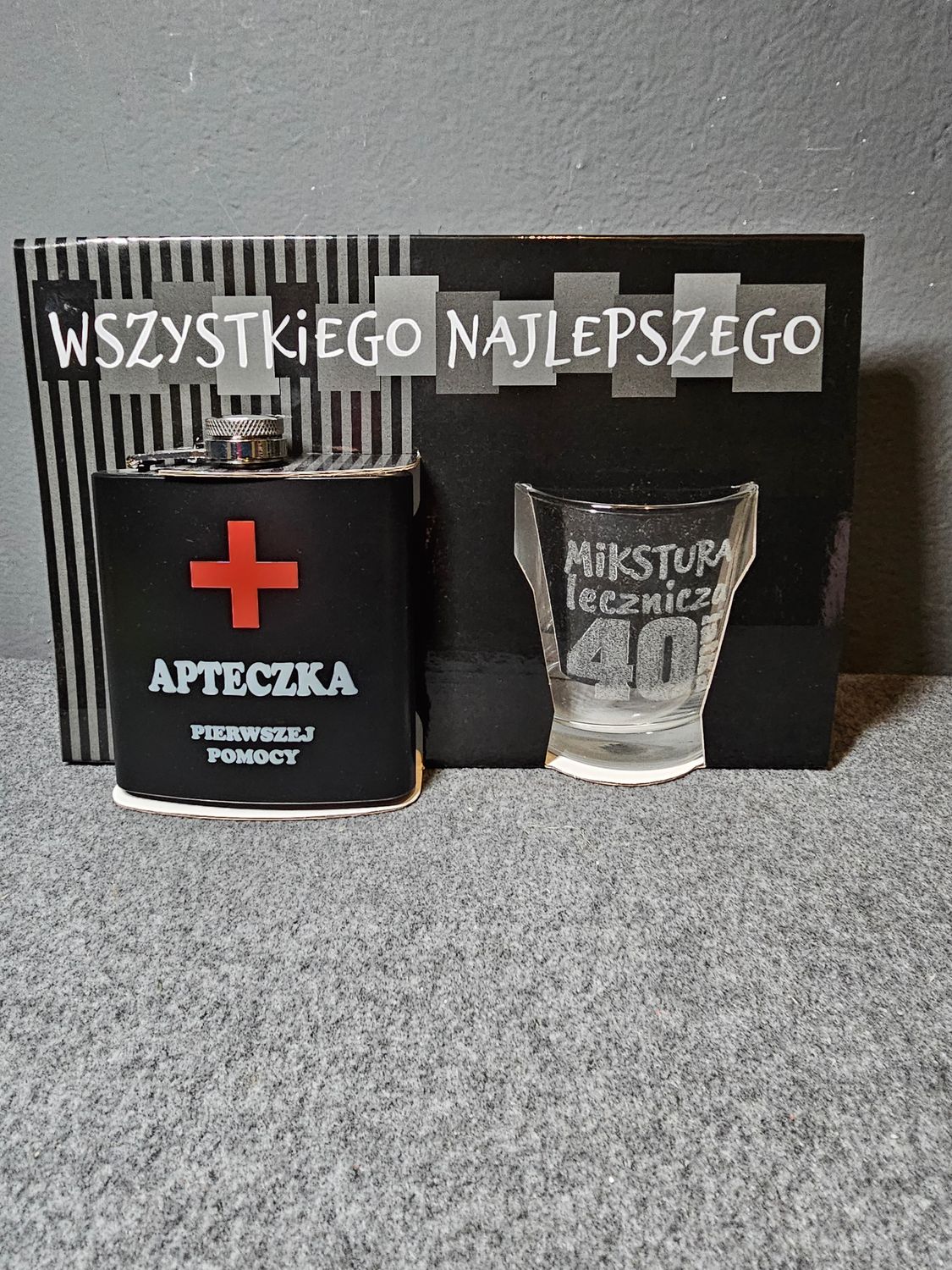 Piersiówka i szklanka 40 urodziny