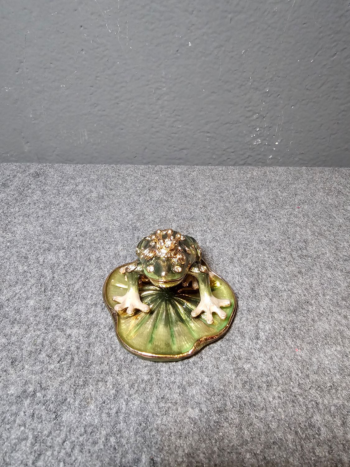 Żabka z masą perłową