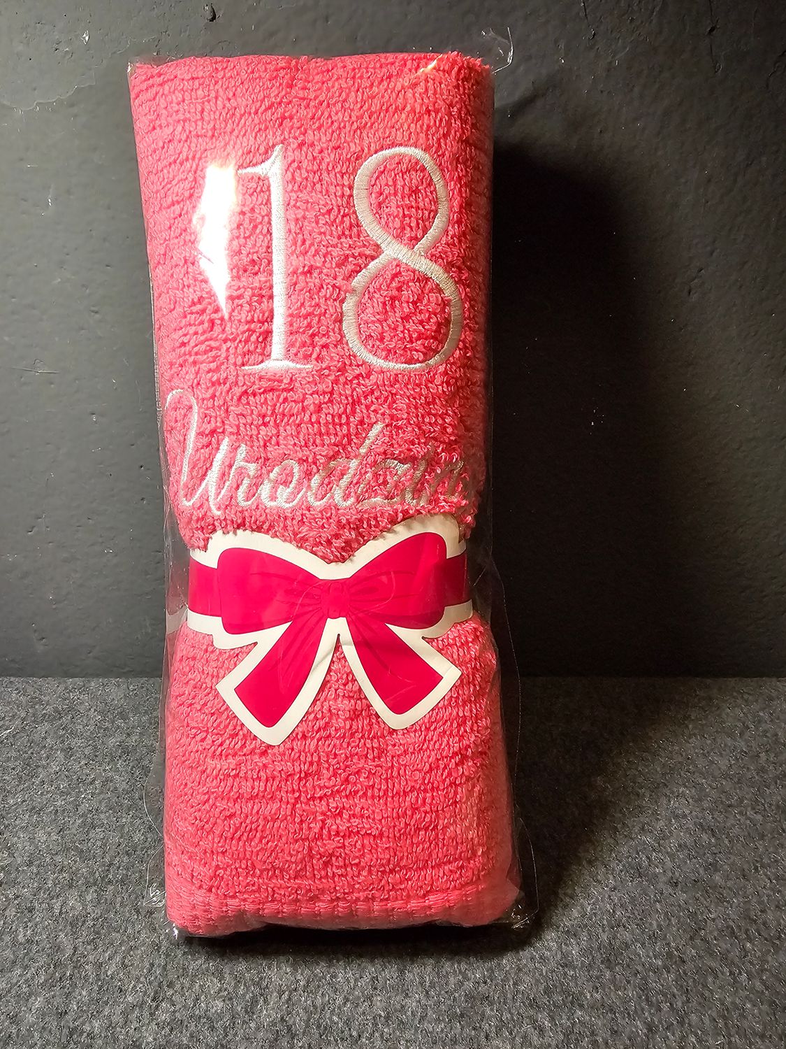 Ręcznik z haftem 18 urodziny