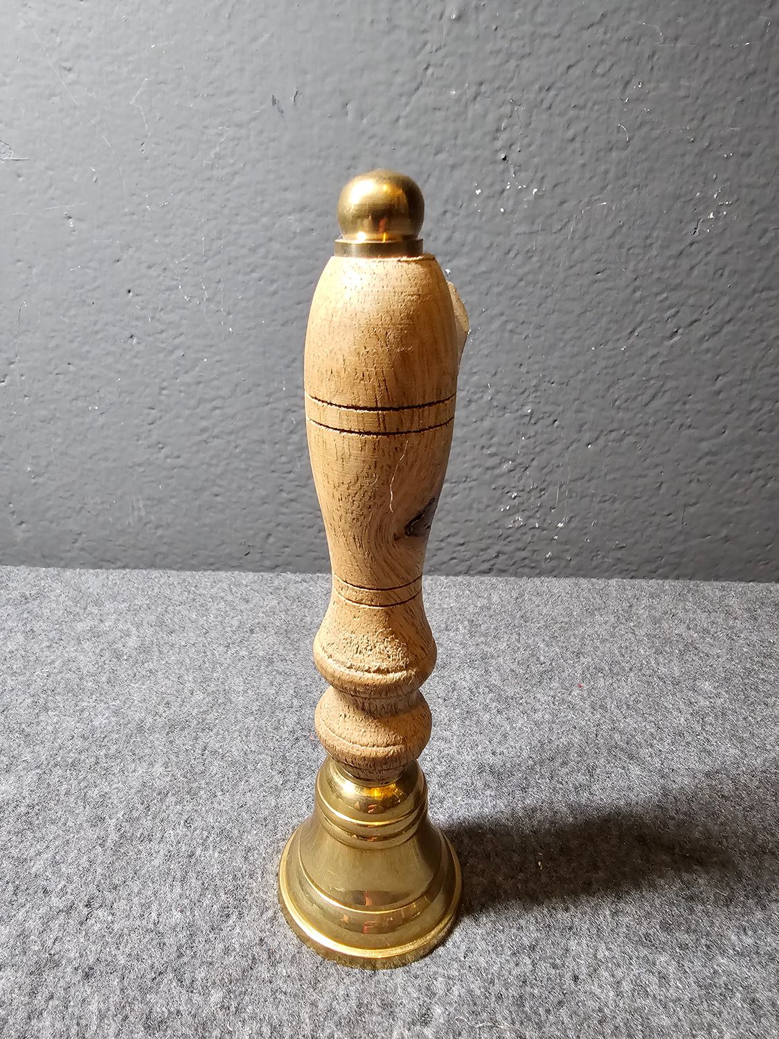 Dzwonek mosiężny z drewnianą rączką