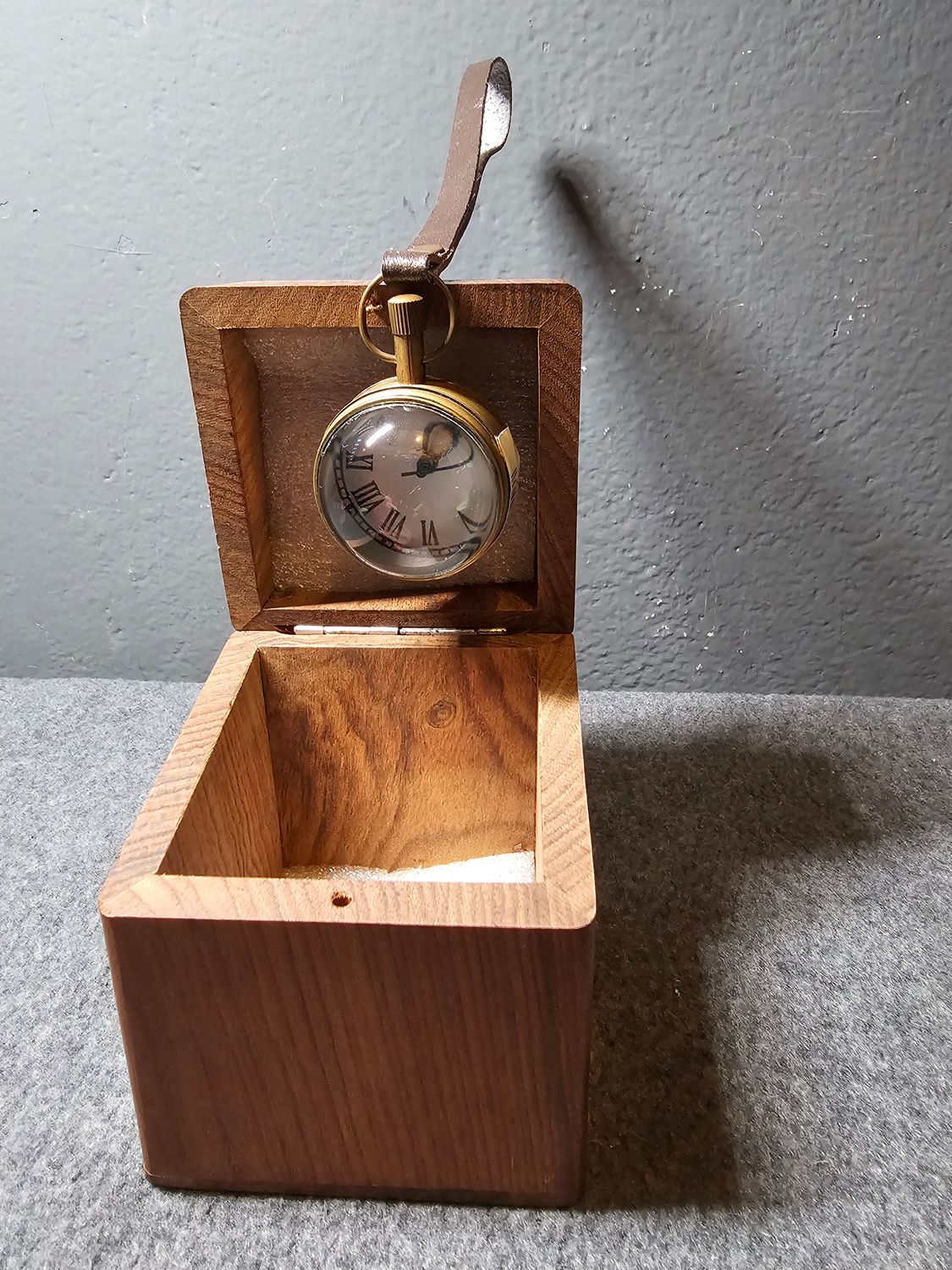 Zegar soczewkowy w drewnianym pudełku