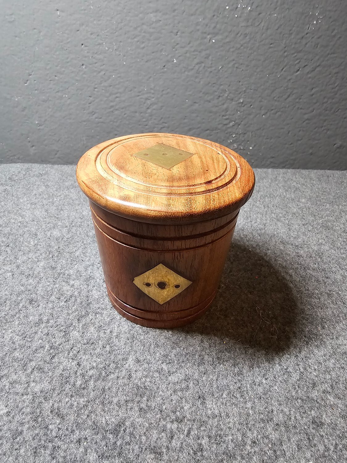 Kości do gry w drewnianym pudełku