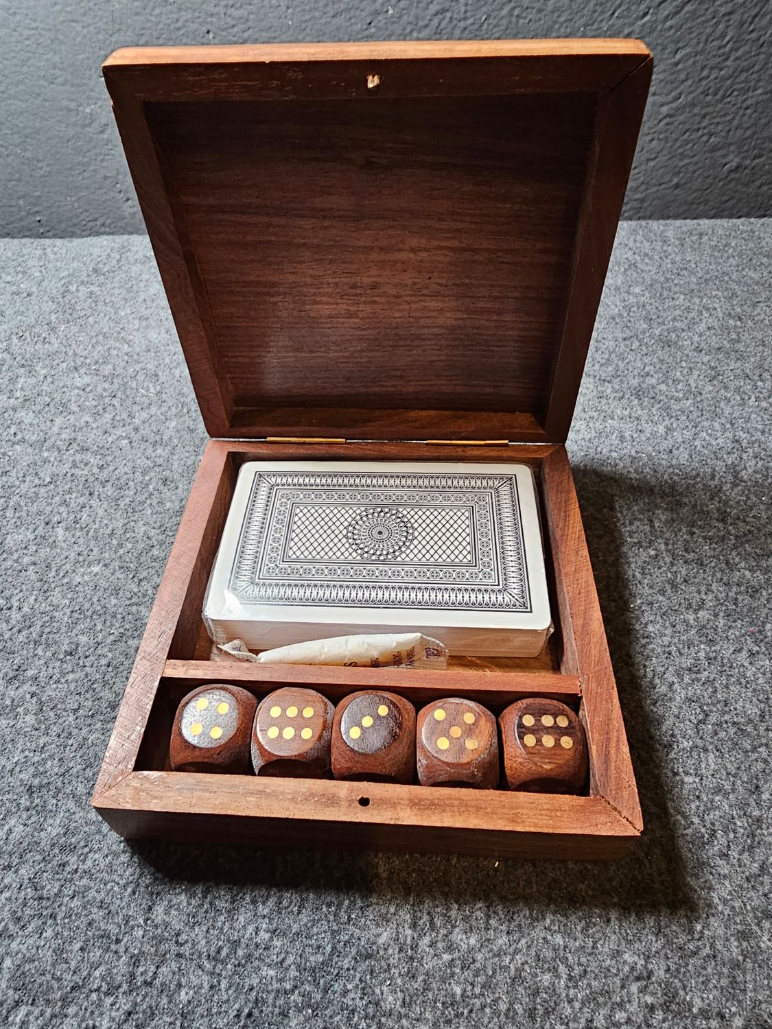 Zestaw talia kart i kości do gry