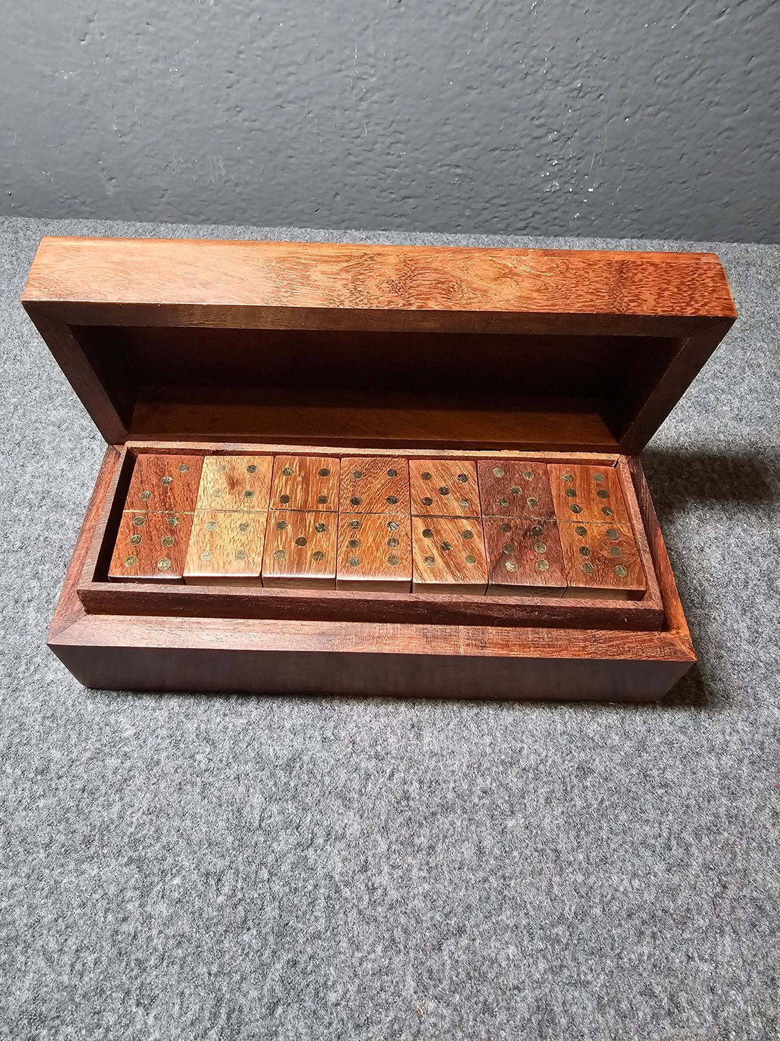 Domino w drewnianym pudełku