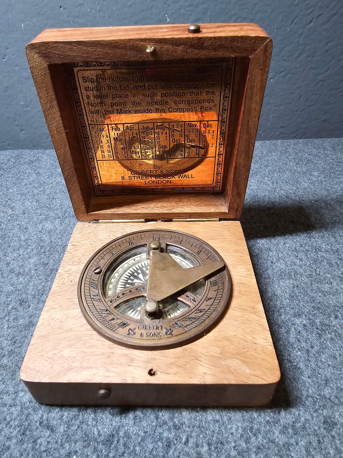 Kompas z zegarem słonecznym Gilbert