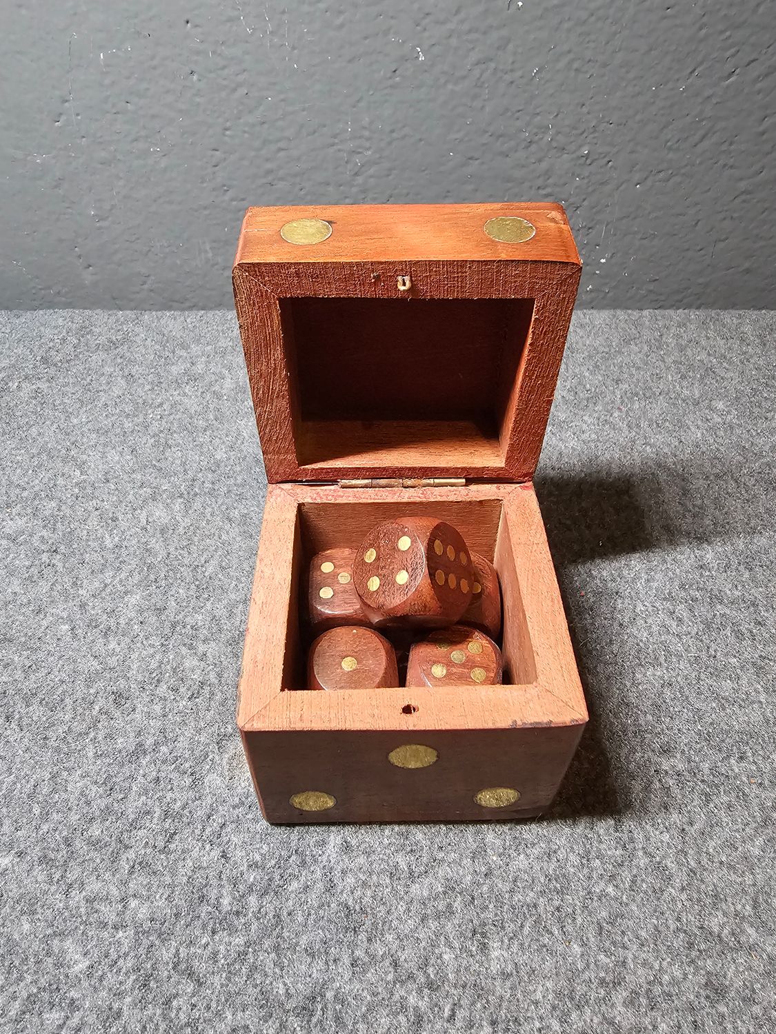 Drewniane kości do gry w pudełku