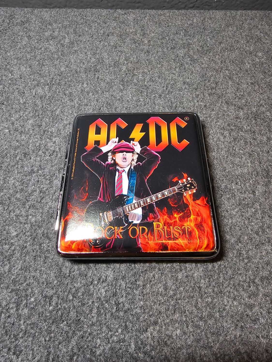 Metalowa papierośnica  AC/DC