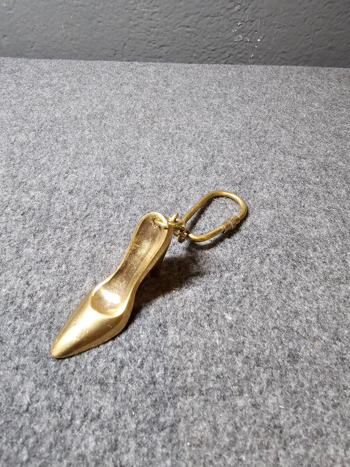 Brelok mosiężny but szpilka