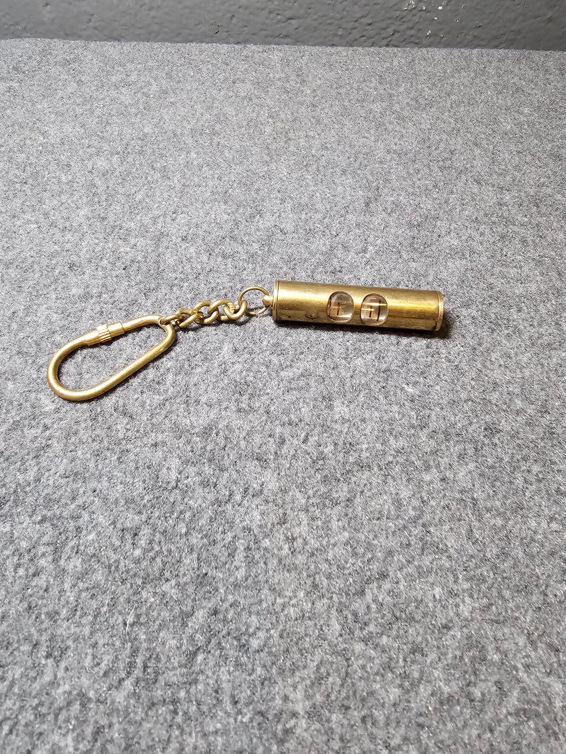 Brelok mosiężny poziomica