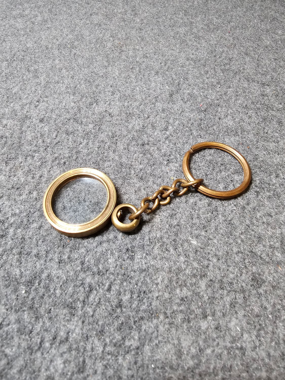 Brelok mosiężny lupa