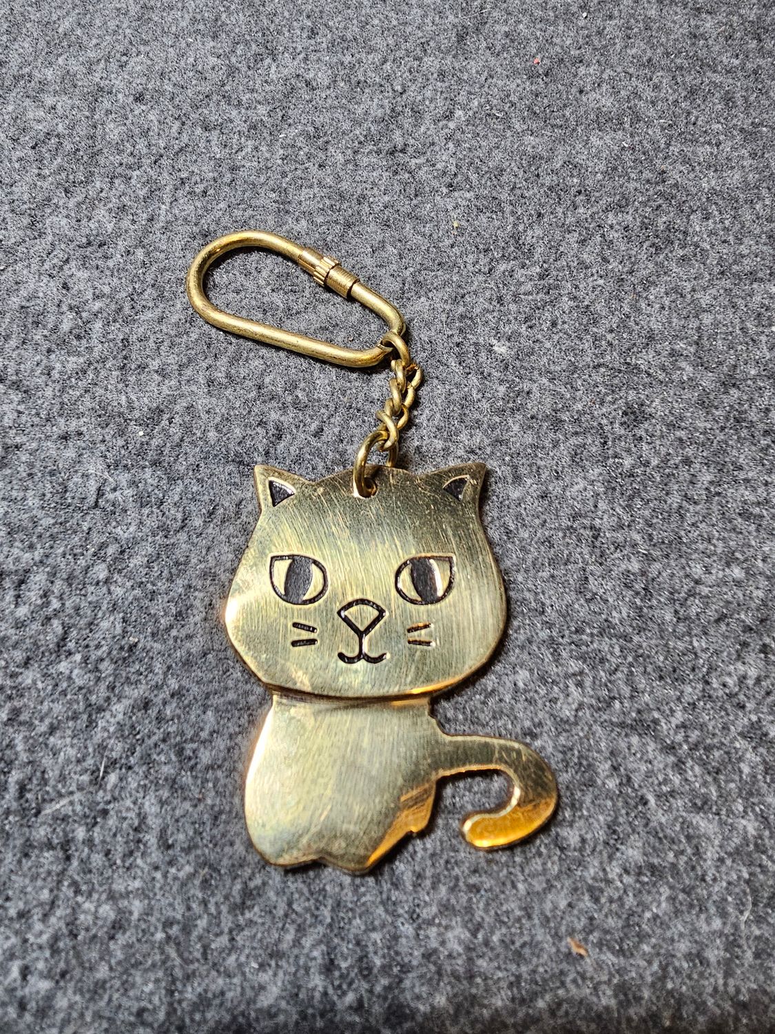 Brelok mosiężny kot