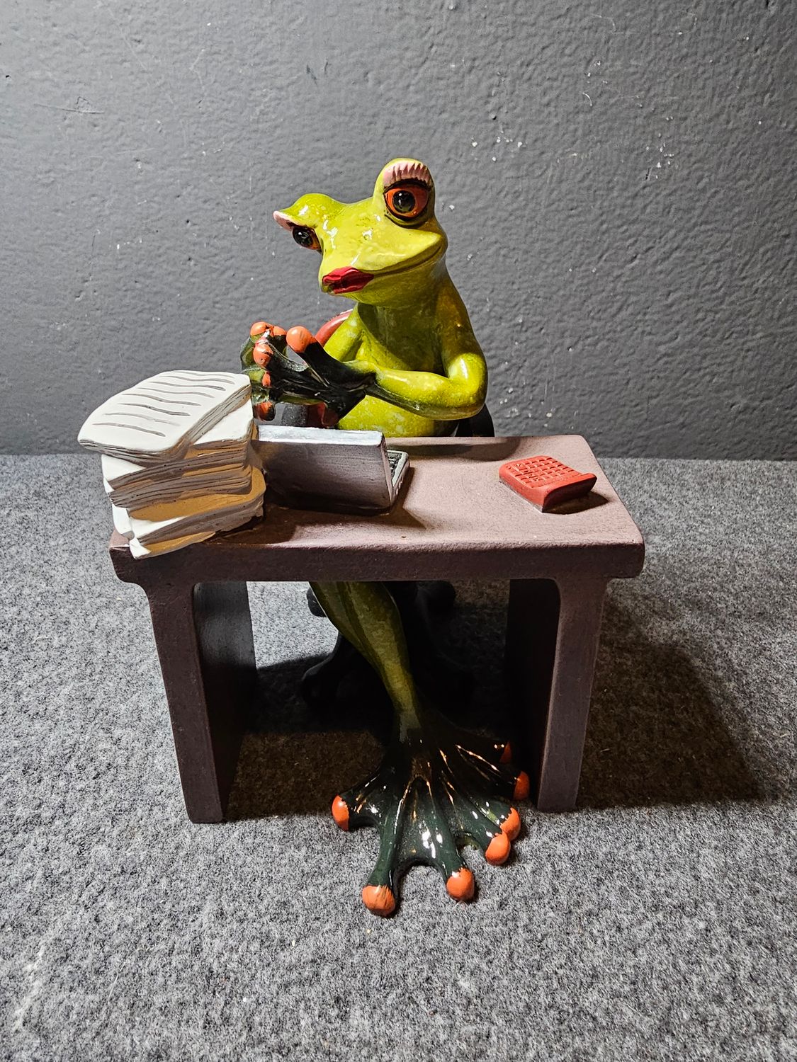 Żaba przy biurku