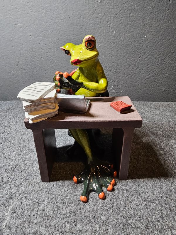 Żaba przy biurku