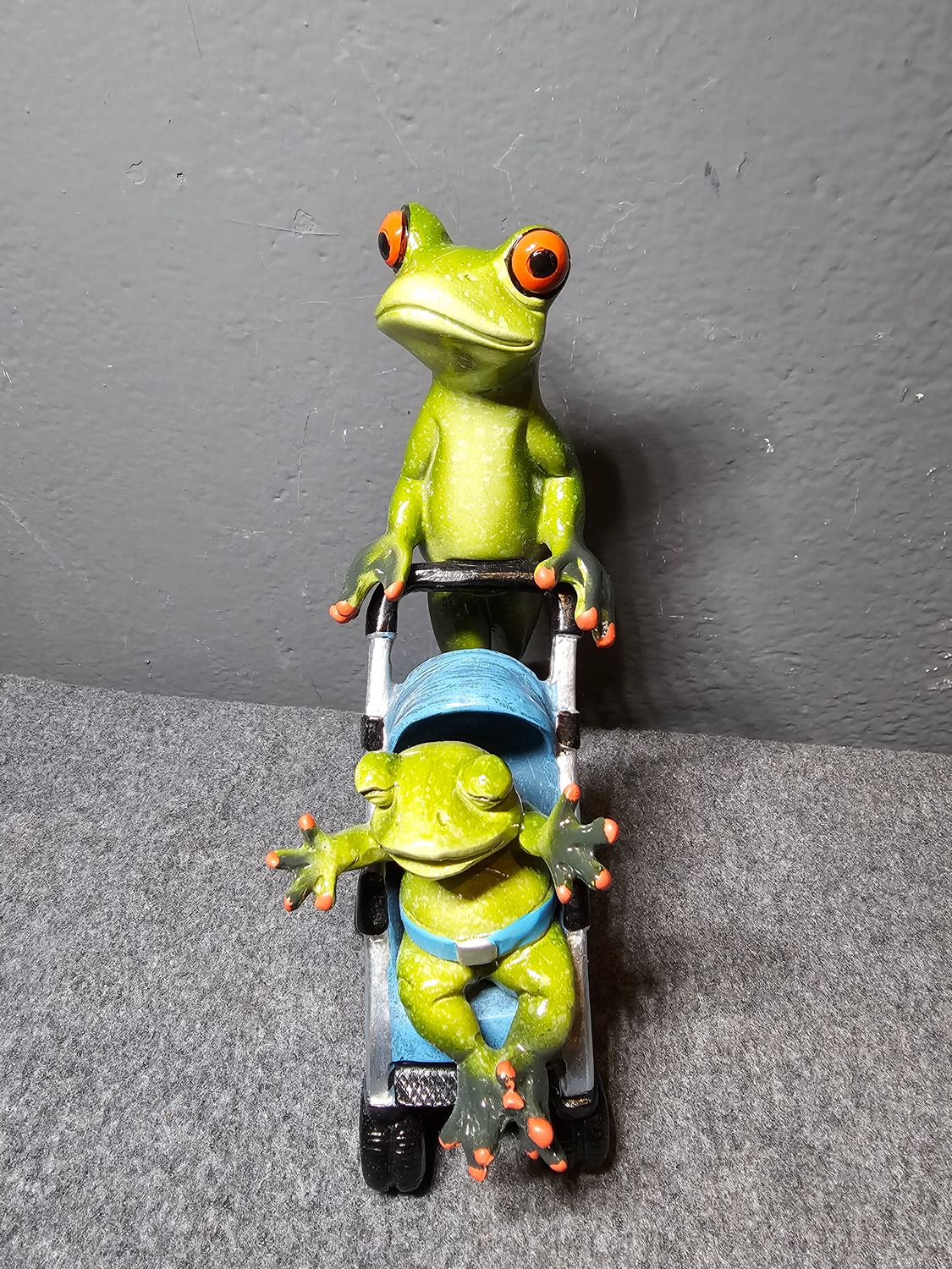 Żaba tata z dzieckiem w wózku