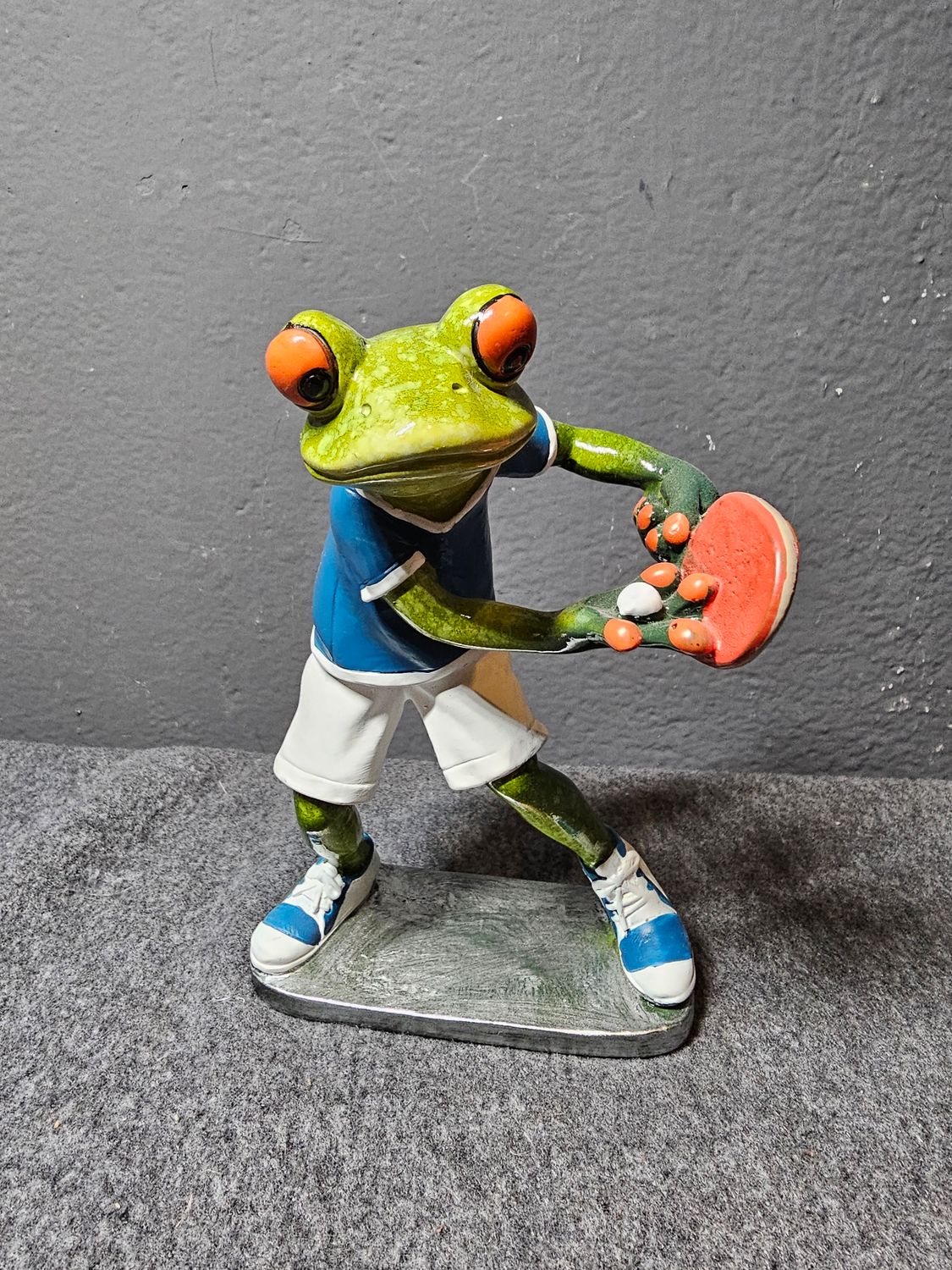 Żaba grająca w ping ponga