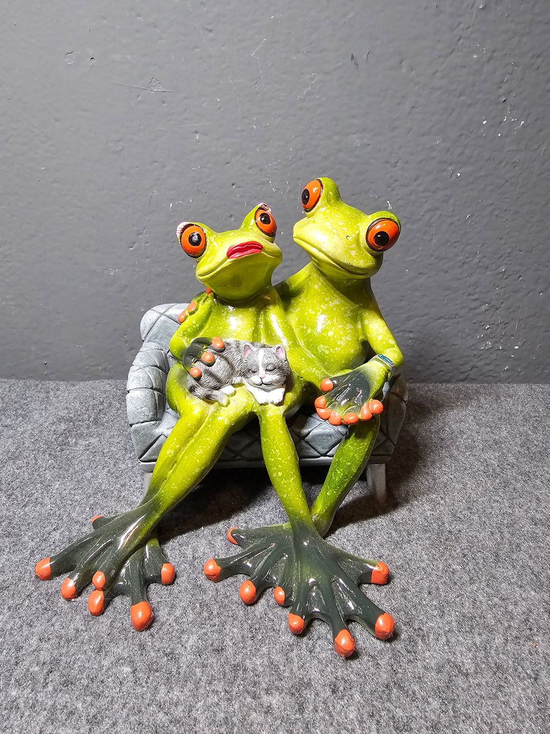 Żabki para na fotelu