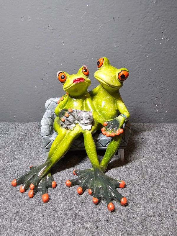 Żabki para na fotelu