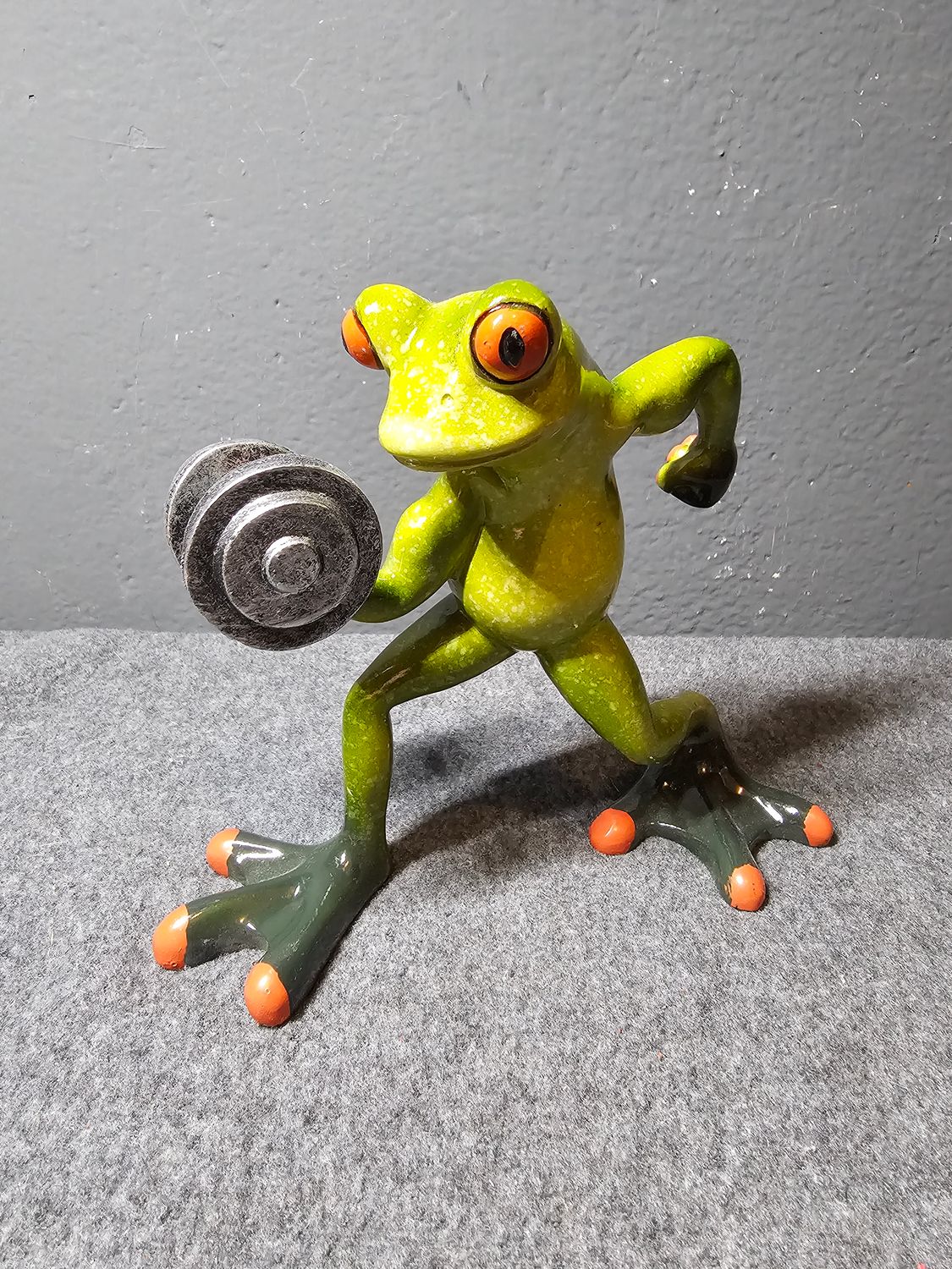 Żaba trzymająca sztangę