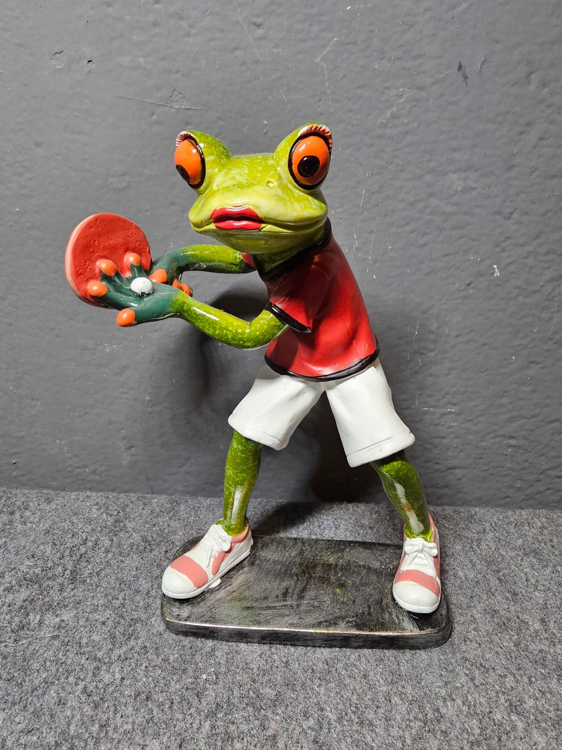 Żaba gracz w tenis stołowy