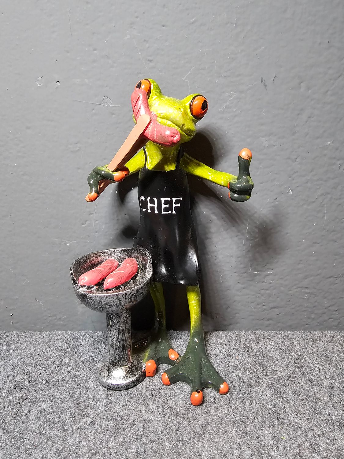 Żaba grillująca kiełbasę