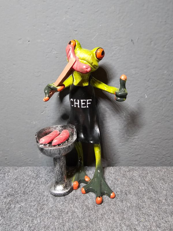 Żaba grillująca kiełbasę