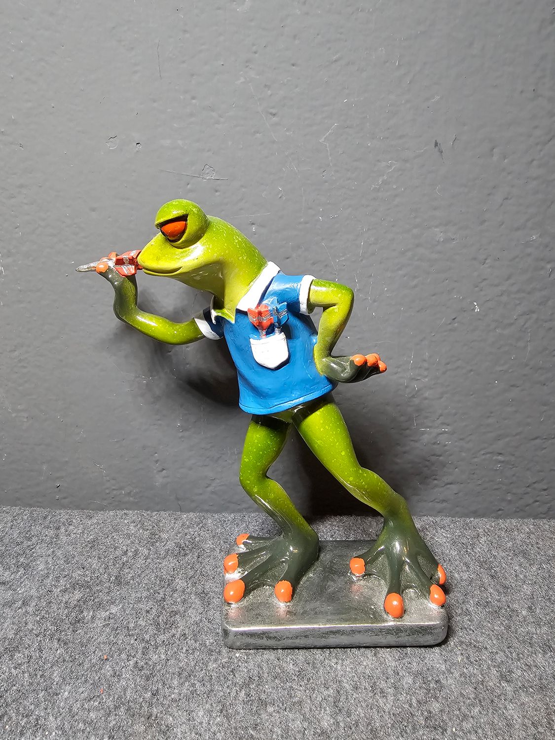 Żaba grająca w rzutki