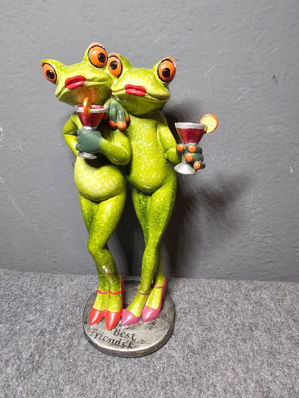 Żaba przyjaciółki z drinkiem