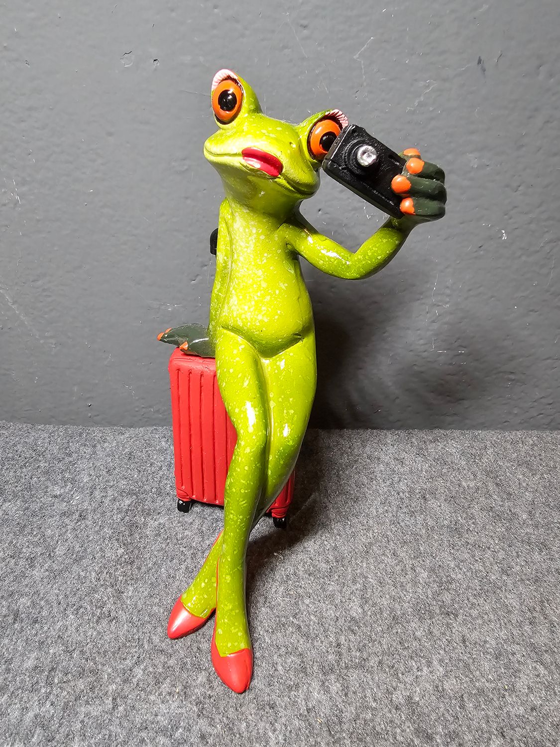 Żaba na walizce robiąca selfie